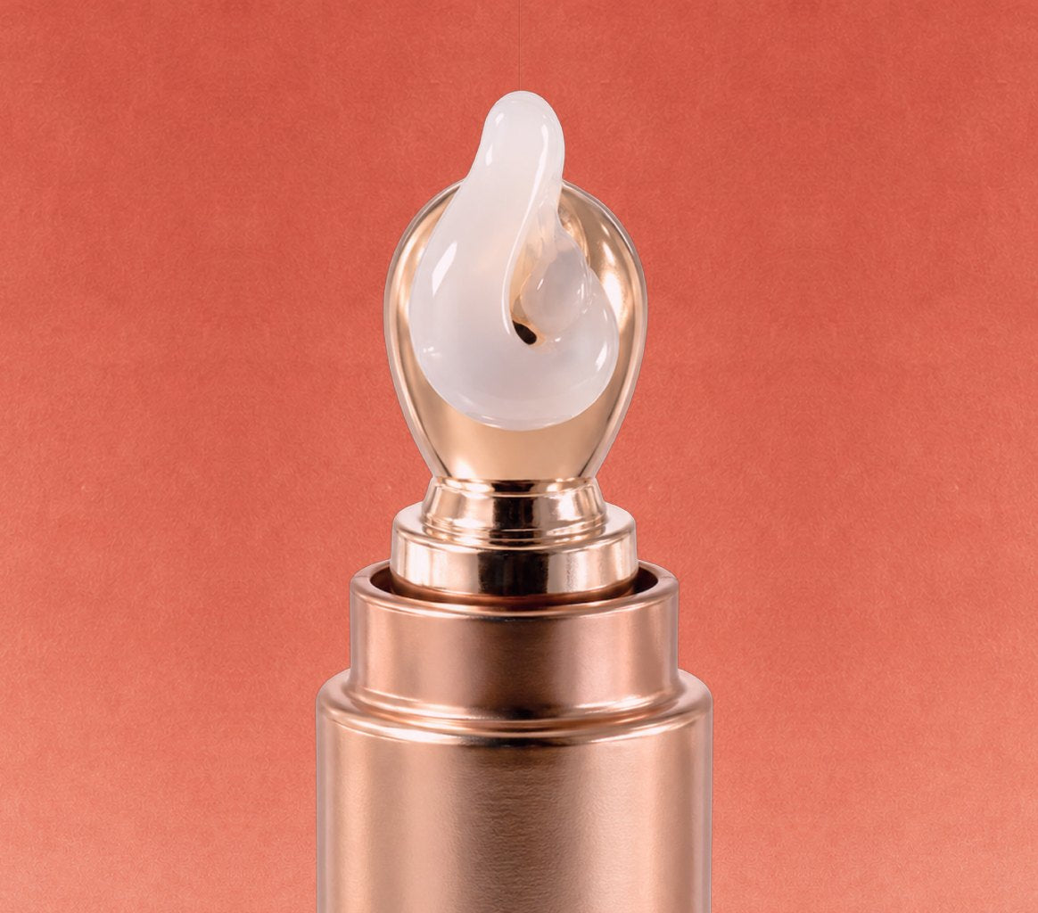 Lip plumping serum applicator with a swirl of serum